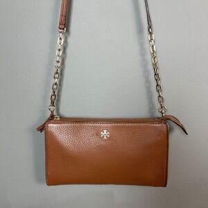 Tory Burch Carson Wallet Crossbody Bag Tan Pebbled Sleek Slim Minimalist Chain